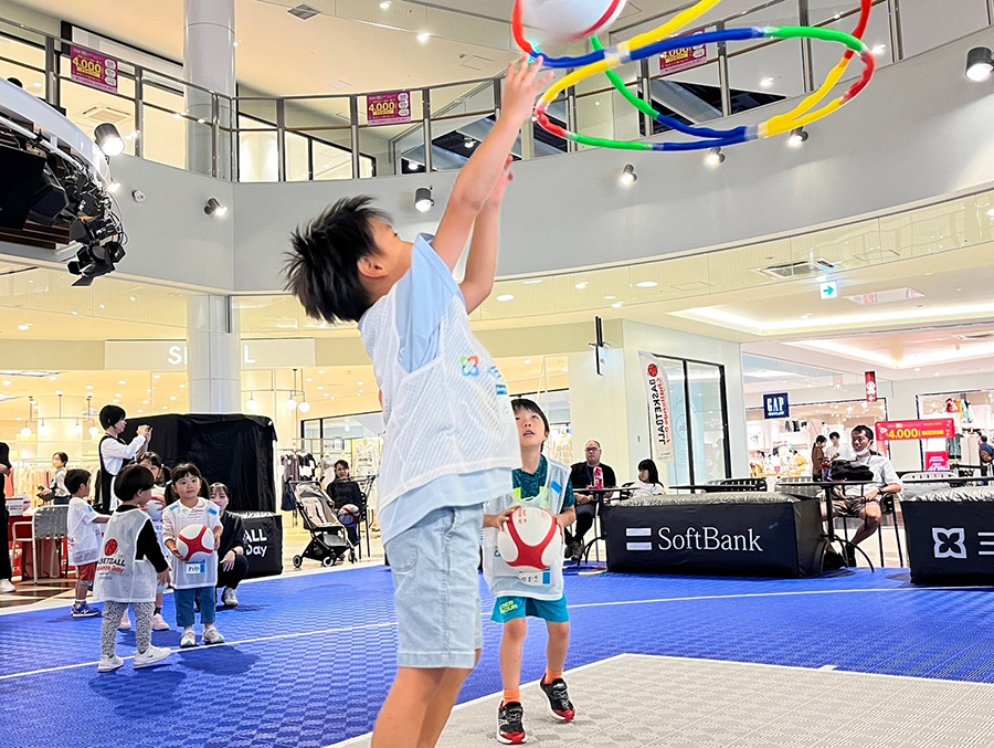 ボールで遊ぶ子供達